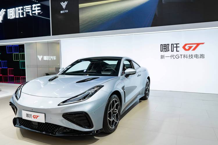 成都86哪吒汽车在智能汽车领域的表现，领途汽车在新能源汽车市场中的影响力